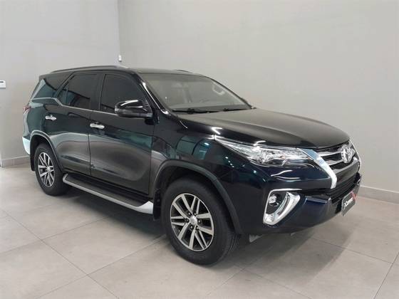 TOYOTA HILUX SW4 2.8 SRX DIAMOND 4X4 7 LUGARES 16V TURBO INTERCOOLER DIESEL 4P AUTOMÁTICO TOYOTA HILUX SW4 2.8 SRX DIAMOND 4X4 7 LUGARES 16V TURBO INTERCOOLER DIESEL 4P AUTOMÁTICO